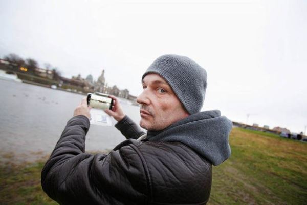 В Дрездене на реке Эльба засняли в воде огромную рыбу или неведомое существо